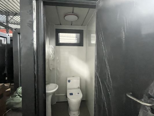 2.4M x 1M Łatwy zestaw przenośnej toalety z mocniejszą ramą i izolowaną ścianą, prefabrykowane instalacje hydrauliczne i okablowanie